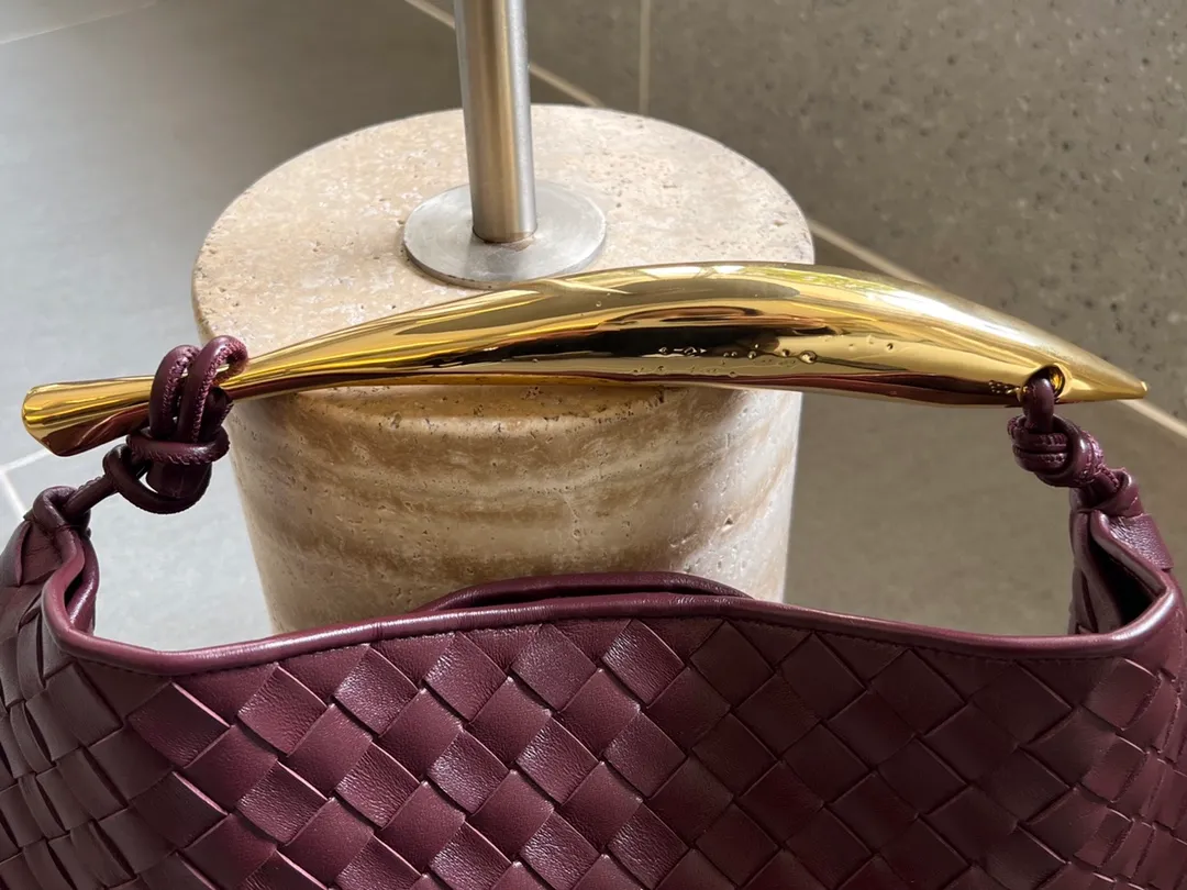 Bv's new autumn and winter style Sardine SARDINE 💙The new season Sardine is so attractive to Bv fans🎈 Metal handles and classic weaving are combined together, a perfect blend of artistry and elegance and fashion. Through exquisite craftsmanship, a brand new sardine-shaped handle is cast, with brass material as the finishing touch. Each handle has a unique shallow effect. The top-grade sheepskin material is woven to create a half-moon-shaped bag body. There is no excessive embellishment, elegant and generous! Every color brings a sense of autumn and winter atmosphere! Fashionable and high-end 🤏 Size: 33x20x4 p1860 Model: 7468#